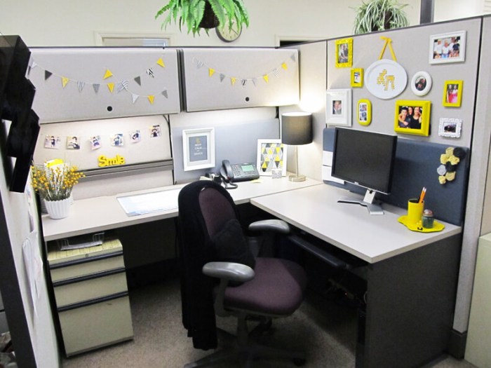 How to decorate your desk at office