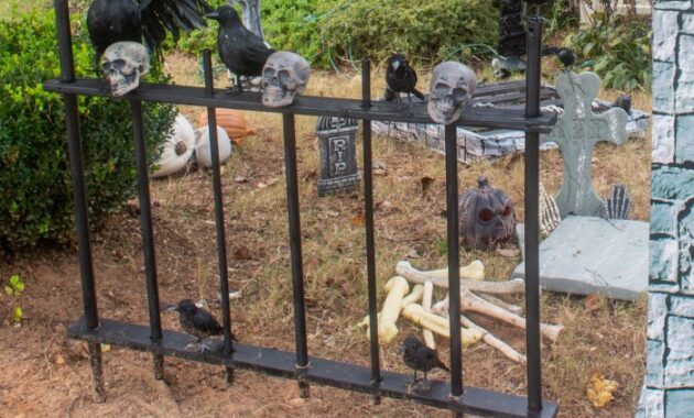 How to Make Cemetery Fence Post Decoration Halloween – Spooky DIY Ideas