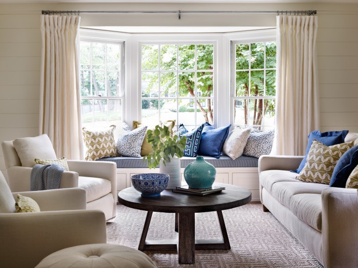 How to decorate bay windows in living room