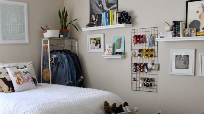 How to decorate a small bed room